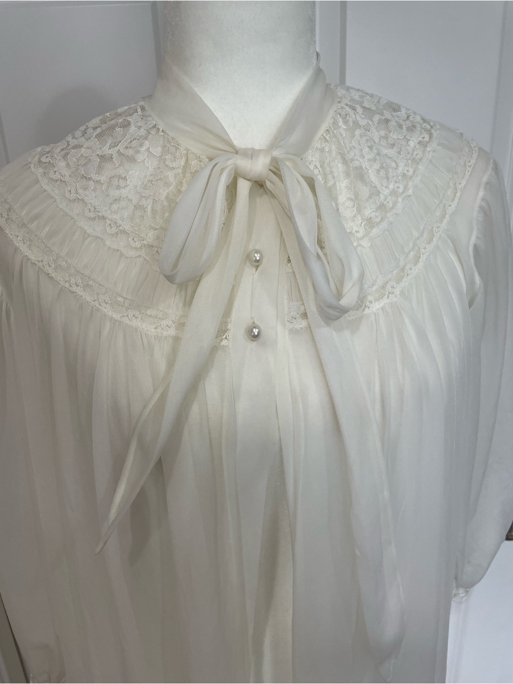 Nylon Peignoir Medium Lace 3/4 Sleeve Smocked Lace Semi Sheer Off White Robe VTG - Picture 6 of 9
